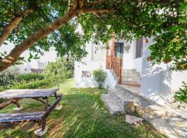 Peaceful Villa with Shared Pool and Sea View in Bodrum, hotel en Giriş