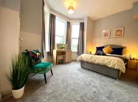 Funky Stylish Apartment! - 5 Minute Walk to the Best Beach! - Great Location - Parking - Fast WiFi - Smart TV - Newly decorated - sleeps up to 4! Close to Bournemouth & Poole Town Centre & Sandbanks