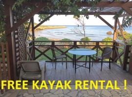 Ken's Beachfront Cafe & Lodge BH-1, Oceanfront and Free Kayak Rental、恩納村のホテル