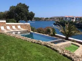 Splendide Villa les pieds dans l'eau dans la baie de Mahon