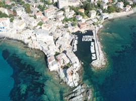 Une grande terrasse sur la mer, hotel familiar en Brando