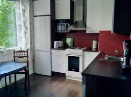 Apartment with two bedrooms and a parking space, hotel near Myyrmanni Shopping Center, Vantaa