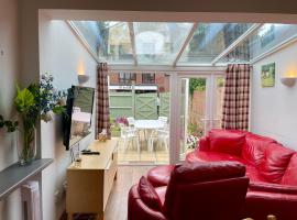 Somers House - pet friendly & parking, hotell i Portsmouth