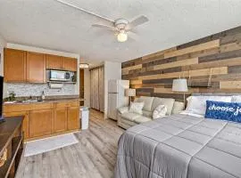 Modern WAIKIKI CONDO perfect for beach getaway!