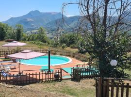 Serra SantʼAbbondio에 위치한 호텔 Inviting Holiday Home in Serra Sant'abbondio with Garden