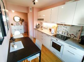 SUNSET Apartment Near Sea - Family Friendly space with Bath and Good Coffee, hotel v destinaci Ventspils