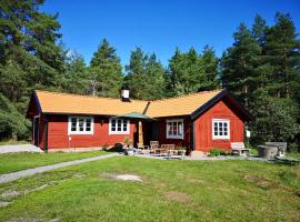 Smedjan cottage, hotel near Gronsoo Palace, Enköping
