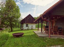 Srčna, Tri Vile, a beautiful log cabin with amazing view, brunarica v Podčetrtku