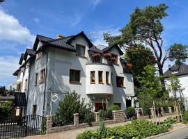 Willa 4 Pory Roku & Uznam，位于斯维诺乌伊希切的住宿加早餐旅馆