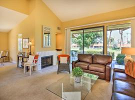 Sunny Palm Desert Pad with Patio and Pool Access!, apartamento en Palm Desert