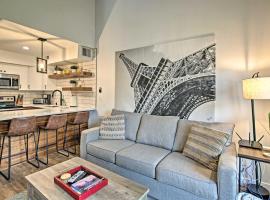 Contemporary Family Condo by Pineview Reservoir! – hotel z parkingiem w mieście Ski/Lake Village Condominium