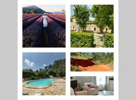 Éblouissant appartement au calme d'une résidence avec piscine idéalement situé au pied du Colorado provençal dans le prestigieux Luberon, hotel in Rustrel