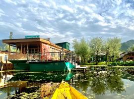 Green Paradise Houseboat - Centrally Heated, boat in Srinagar