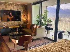 Departamento de lujo en suite, en el piso 38, Las Condes, costado de parques y malls
