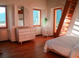 Wisteria House - Holiday Apartment, appartamento a Cadenazzo