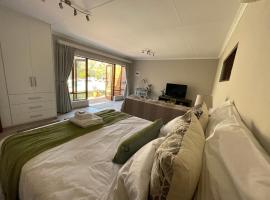 Olive Branch Cottage off grid, hotel cerca de Northmead Mall, Benoni