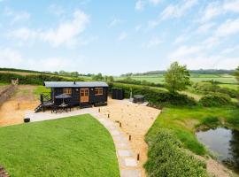 Daisy Park Shepherds Hut, vacation home in Looe