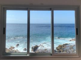 Maravillosas vistas al mar "Primera Línea" Apartamentos Can Toca - Seahouses, cheap hotel in Santa Cruz de Tenerife