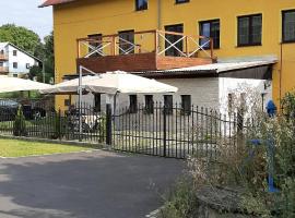 Apartmány-Zámecký Restaurant, hotel med parkering i Jindřichovice