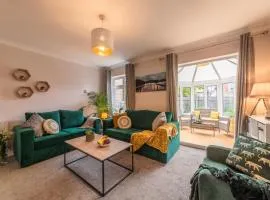 3 Bed Spacious Stylish House, Southampton - Off Road Parking & Private Garden - Sleeps 7, Close to City Centre - by Blue Puffin Stays
