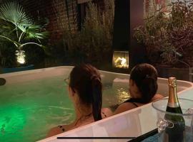Le jacuzzi de Marie, homestay in Tourcoing