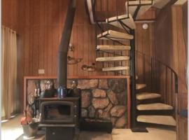 High Sierra Retreat with a view of Pinecrest lake, budgethotel i Pinecrest