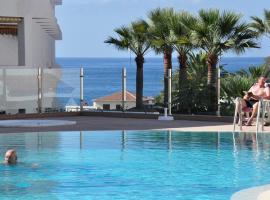 LosCristianos Front Line of Ocean WiFi – hotel z jacuzzi w mieście Los Cristianos