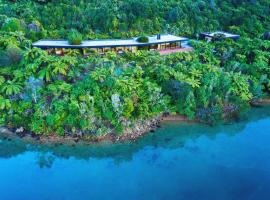 Waterfall Bay Glass House, villa in Picton