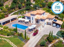 Stunning villa, heated pool, pool bar, sea views, hotel en Loulé