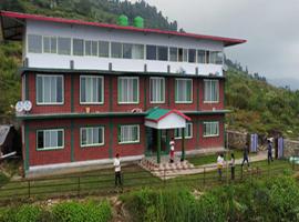 Hotel Dayara bugyal resort raithal, hotel v destinaci Bhatwāri