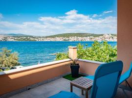 Beach Holiday home with private jacuzzi & parking, hotel in Trogir