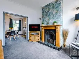 Spacious 4-Bed House in Crewe by 53 Degrees Property, Long-term discounts, Ideal for Contractors - FREE Parking - Sleeps 8