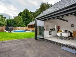 Luxury private estate summer winter 32c heated pool & hot tub bar stay deal kent