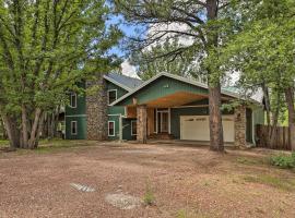 Family-Friendly Pinetop Retreat Deck and Yard!, hotel en Indian Pine