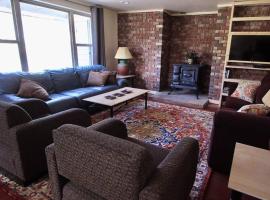 New! Lower Level Ranch Home - 10 mins to Town, hotell med parkeringsplass i Whitehall