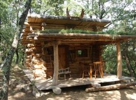 Chez Buddy - cabane de trappeur, hôtel à Peaugres près de : Golf d'Annonay Gourdan