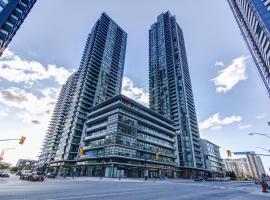 The Benetton Suite - Square One 1 BR + Den + 1 Parking, hotel di Mississauga