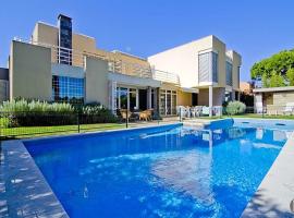 Cavacos Villa Sleeps 12 with Pool Air Con and WiFi, hotel di Cavacos