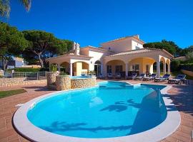 Cavacos Villa Sleeps 12 with Pool and Air Con, hotel v destinaci Cavacos