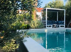 Top Holiday Home Private Pool by the sea With Private Garden for Private use, hotel di Koroni