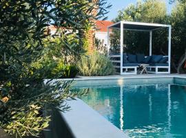 Top Holiday Home Private Pool by the sea With Private Garden for Private use, cabaña o casa de campo en Koroni