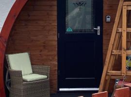 Heatherbrae Cosy Wooden Pod, guest house in Kyle of Lochalsh