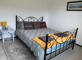 3 Bed House - Sleeps 5 - Pets - Parking - Wifi