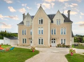 Manoir des Bertinières, guest house in Cravant-les-Coteaux