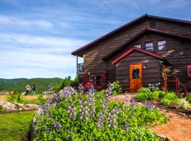 Garnet Hill Lodge, hotel cerca de North chair, North River