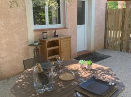 JOLI STUDIO INDEPENDANT 20m² AVEC JARDIN, hotel a Saint-Maximin-la-Sainte-Baume