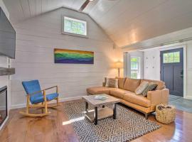 Stylish Mountain Home Near Ski, Golf and Manchester!, ξενοδοχείο σε Bondville