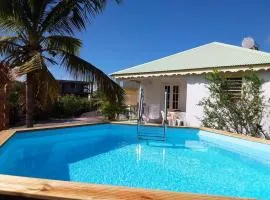 Maison chaleureuse à Le Moule avec piscine partagée
