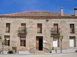 Casa Rural los 5 Balcones, hotel sa parkingom u gradu Hoyocasero