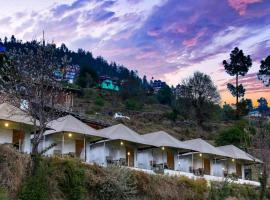 Dawn N Dusk Glamping tents with quintessential valley view, camping de luxe à Chail